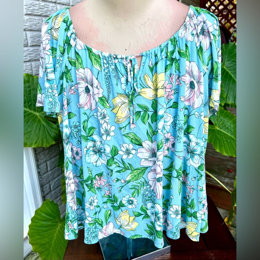 Beautiful torrid floral top size 1X.